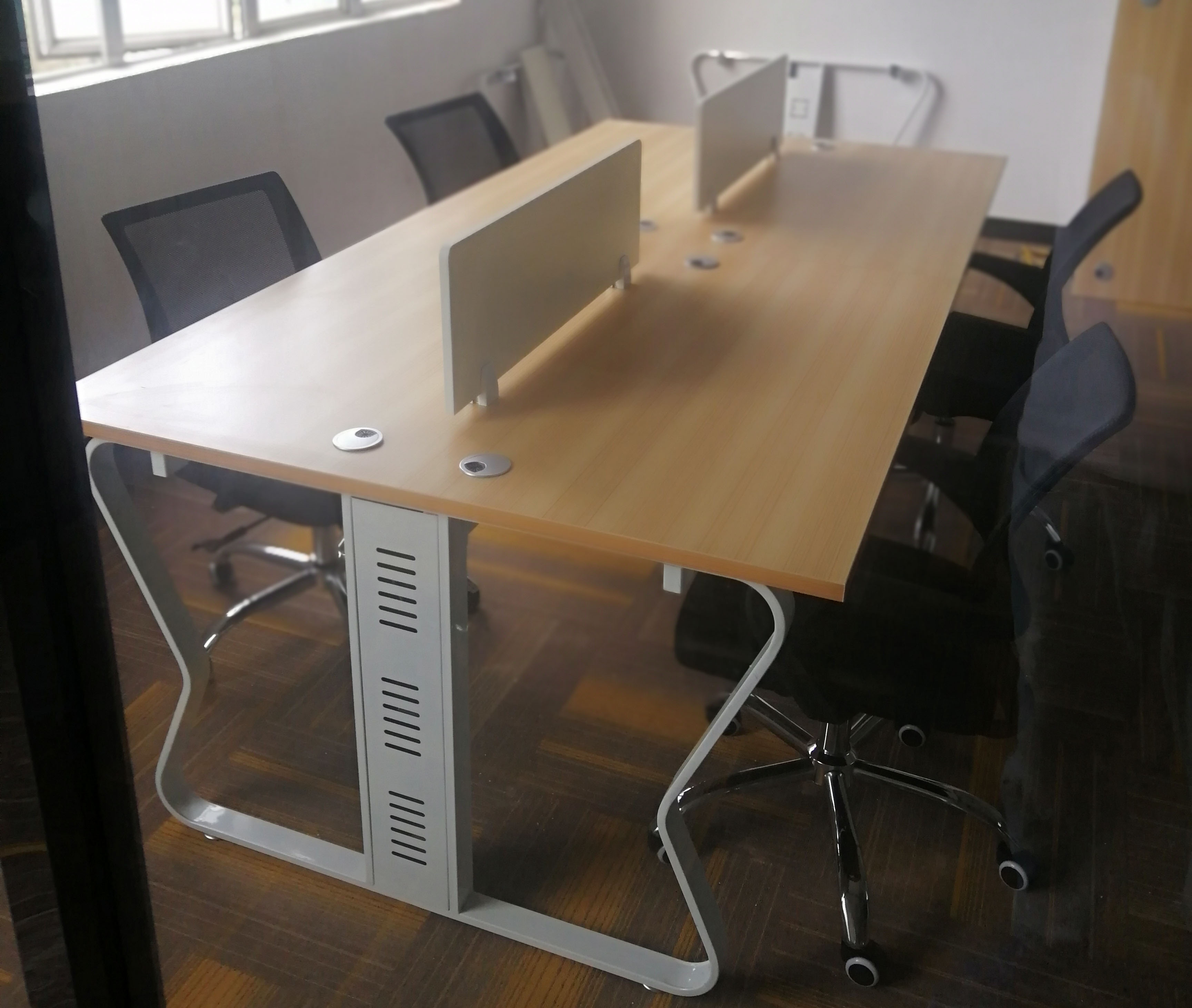 欧森雅蝴蝶开放式办公桌隐藏线槽设计